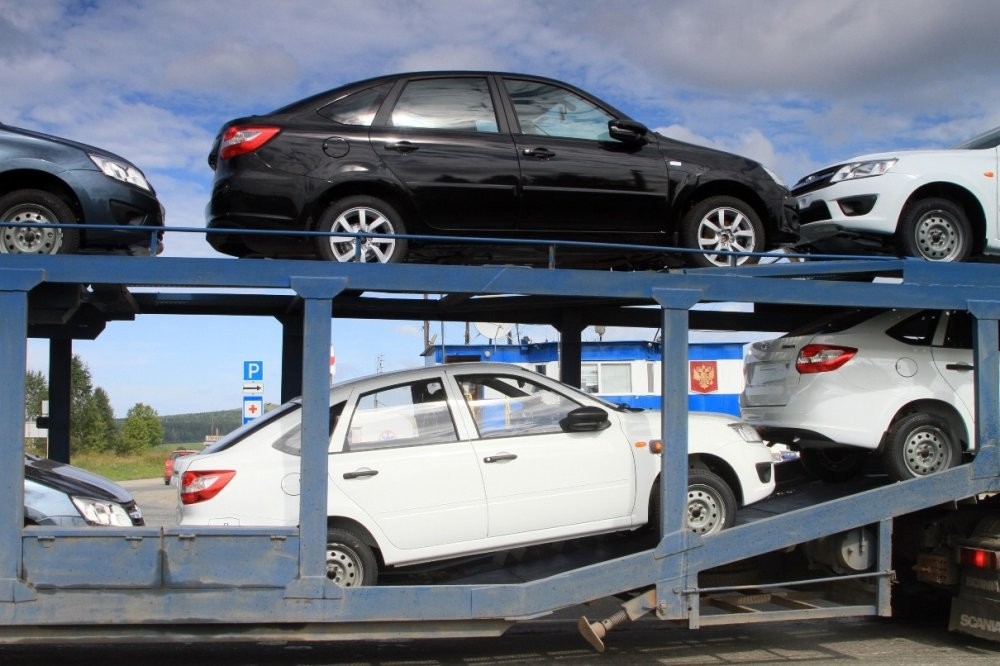 АвтоВАЗ начал бороться с завышением цен дилерами и озвучил планы по экспорту зарубеж