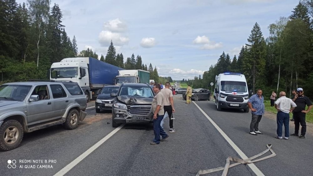 На трассе М-8 в Ярославской области столкнулось 9 автомобилей