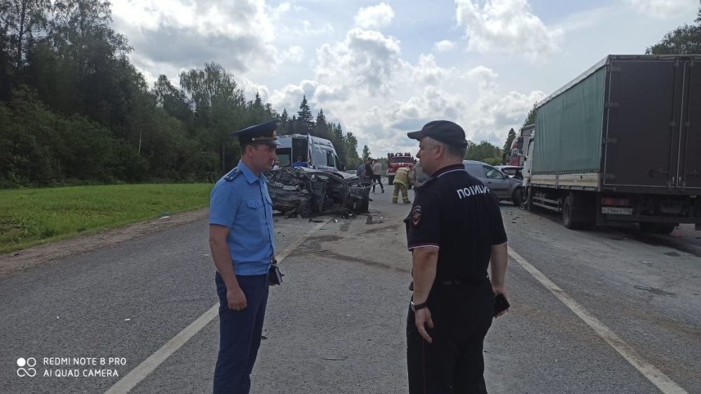 На трассе М-8 в Ярославской области столкнулось 9 автомобилей