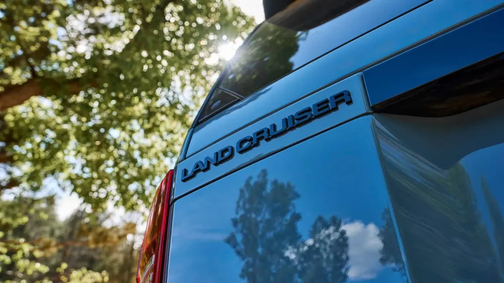 Toyota представила Land Cruiser Prado 2024 - он стал гибридным и подешевел