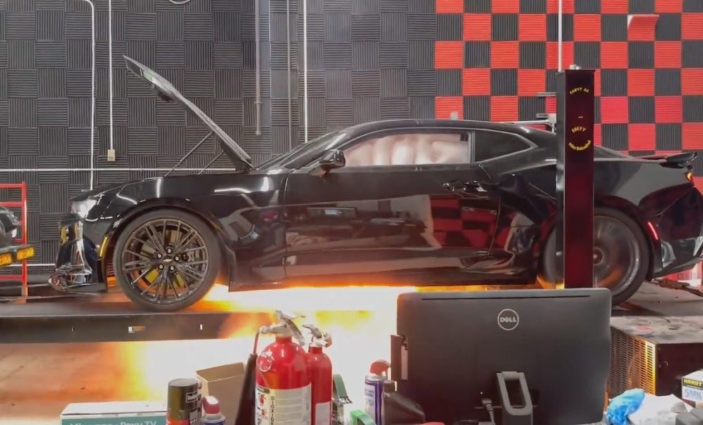 Chevrolet Camaro загорелся на диностенде во время испытаний