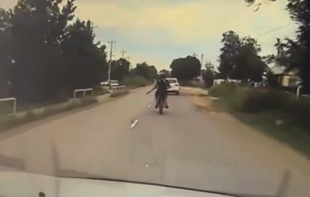 Два мотоциклиста без прав не поделили дорогу