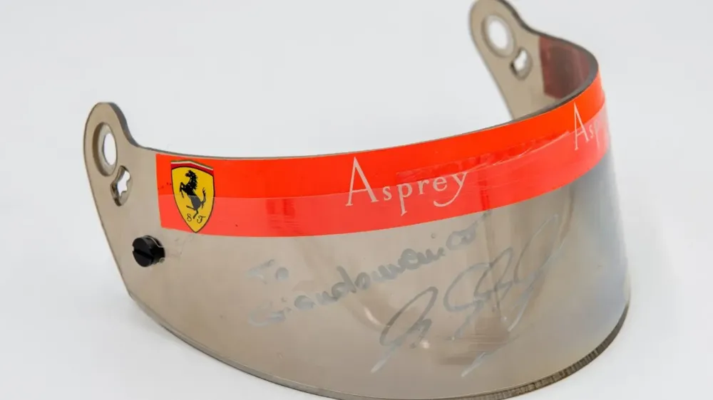На аукционе продадут коллекцию вещей знаменитого гонщика Михаэля Шумахера