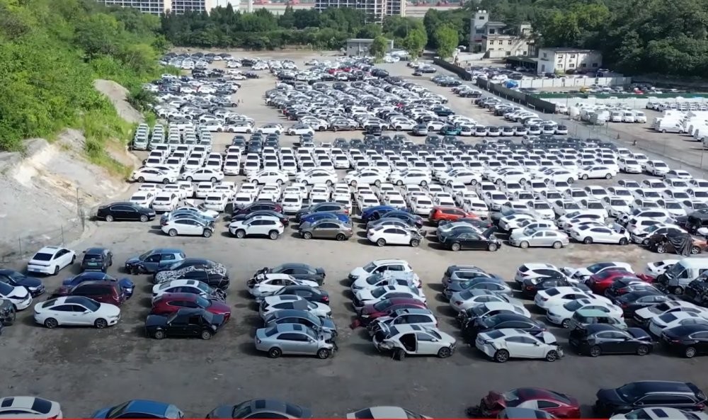 Китайское кладбище электромобилей запечатлели на видео