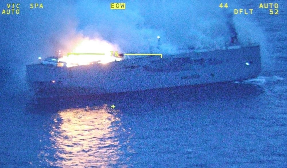 Первые фотографии последствий пожара на грузовом судне, перевозившем 3784 автомобиля