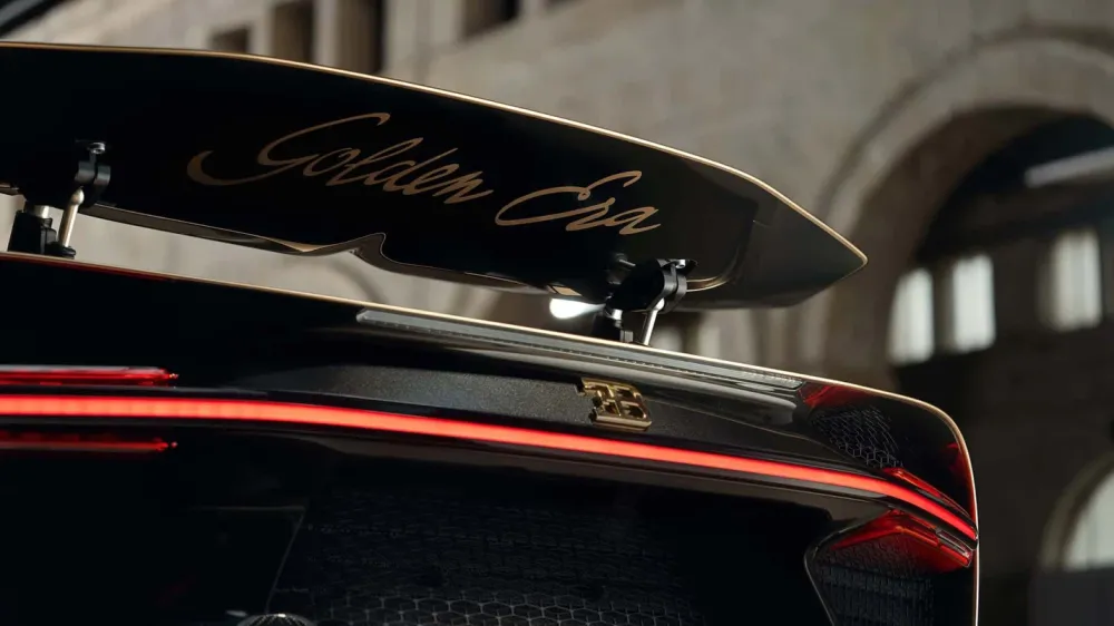 Кузов гиперкара Bugatti Chiron 2 года украшали эскизами машин разных лет