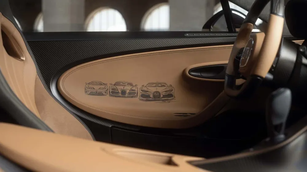 Кузов гиперкара Bugatti Chiron 2 года украшали эскизами машин разных лет