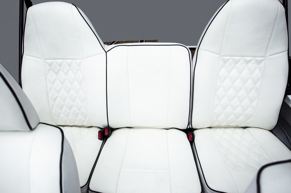 Красивый белоснежный УАЗ-469 с кожаным салоном выставили на продажу в Испании