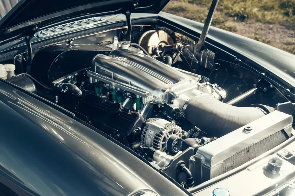 Два классических автомобиля MG превратили в электромобили с механической КПП
