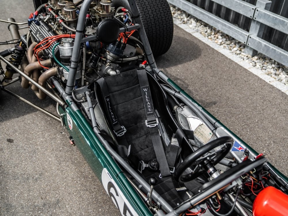 На продажу выставили болид Формулы-1 образца 1965 года вместе с эвакуатором
