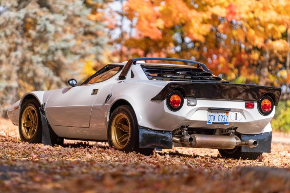 Точную копию легендарного раллийного Lancia Stratos продают на аукционе