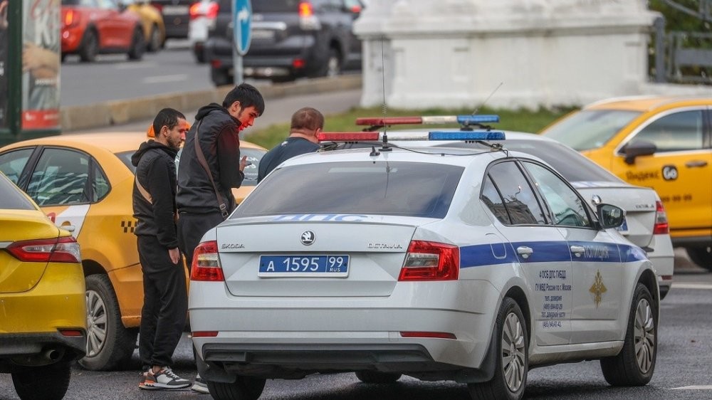 Нелегальным мигрантам запретят водить, покупать автомобили и сдавать экзамены на права