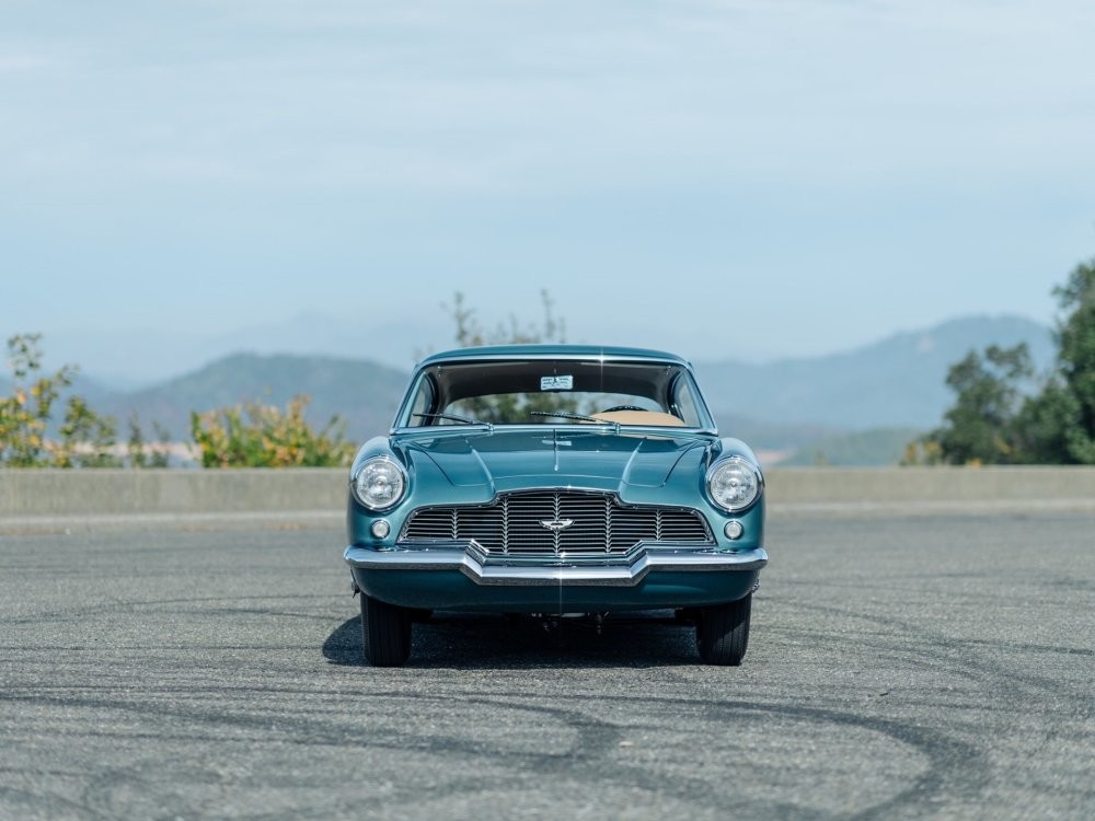 70-летнего красавца Aston Martin выставят на торги
