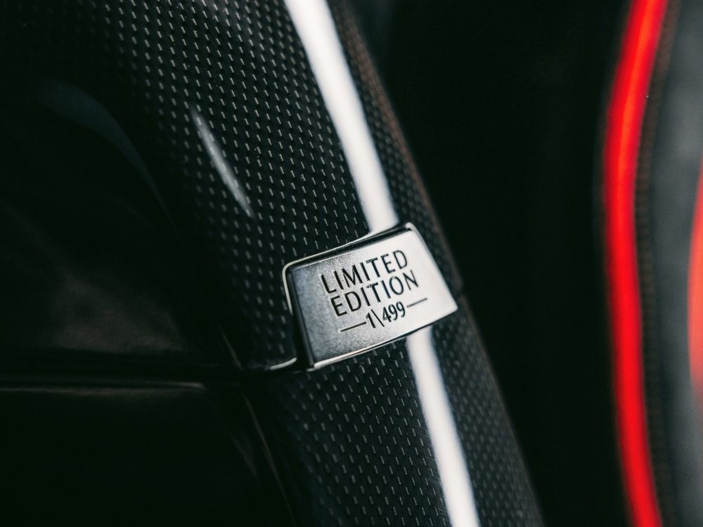 Новую Ferrari LaFerrari выпущенную в 2016 году выставят на аукцион