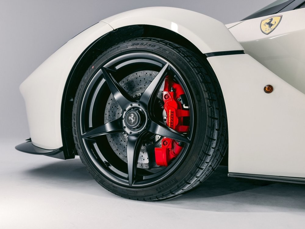 Новую Ferrari LaFerrari выпущенную в 2016 году выставят на аукцион