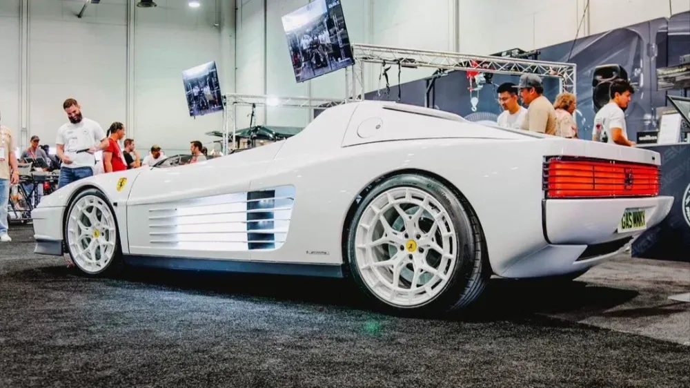 Ferrari Testarossa превратили в трёхместный электрический спидстер