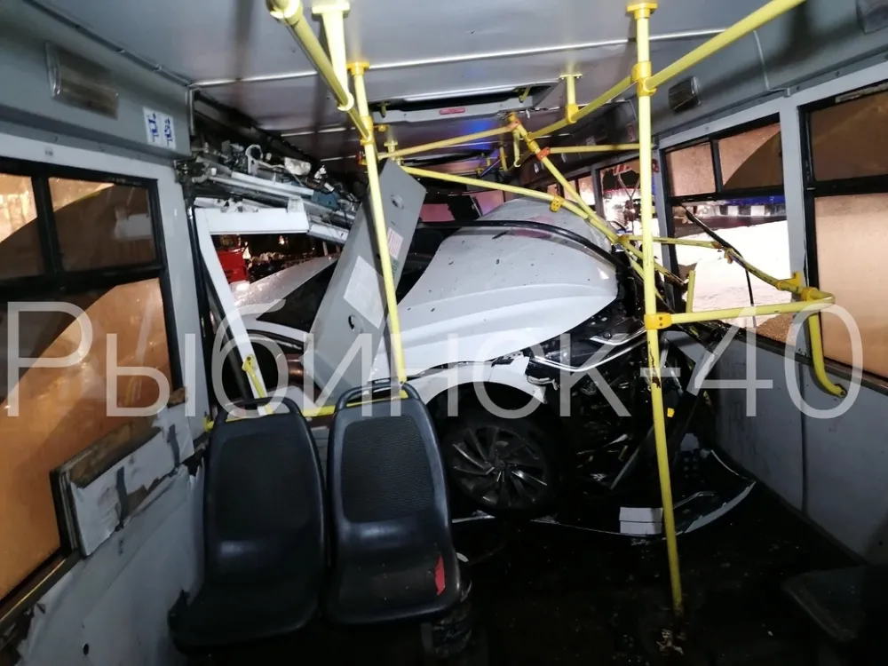 Легковушка влетела в автобус в центре Рыбинска