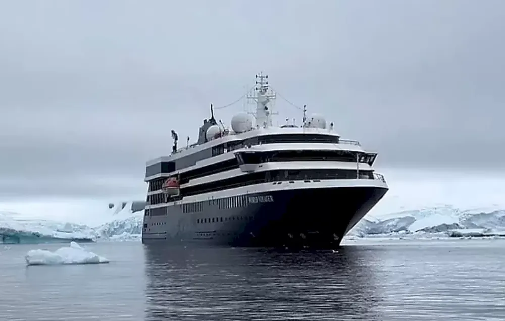 Круизный лайнер попал в шторм в Антарктиде