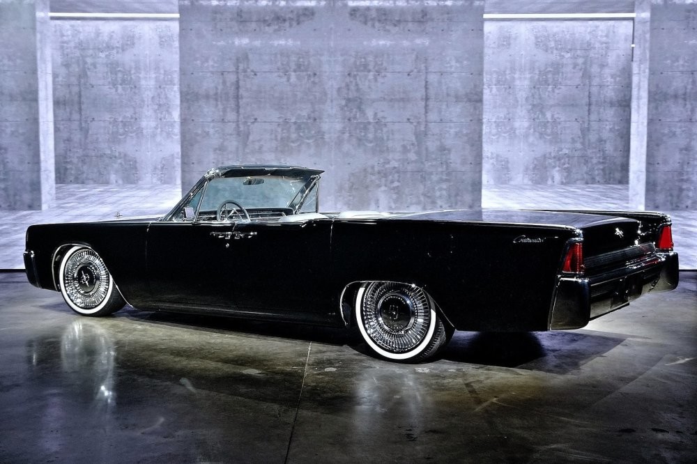 Шикарный рестмод Lincoln Continental 1964 года выставят на продажу
