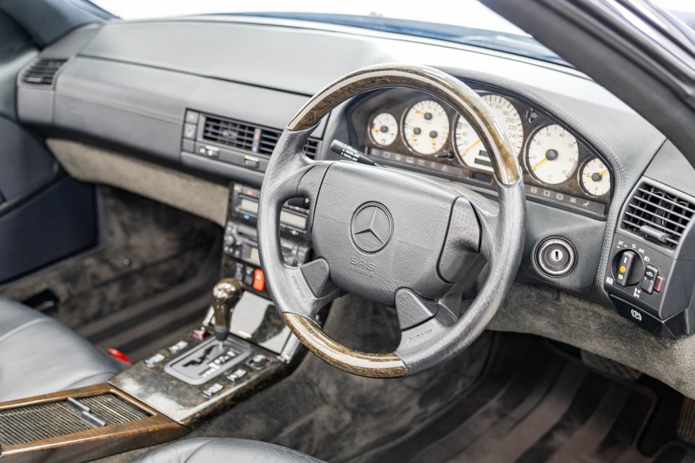 Редкий Mercedes-Benz SL с двигателем 7.3 литра и минимальным пробегом ушёл с молотка