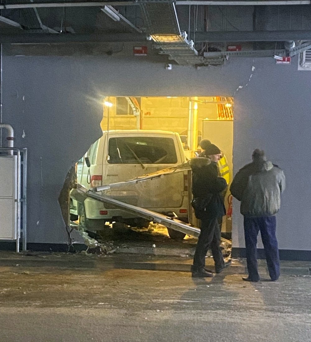 УАЗ пробил стену на парковке торгового центра