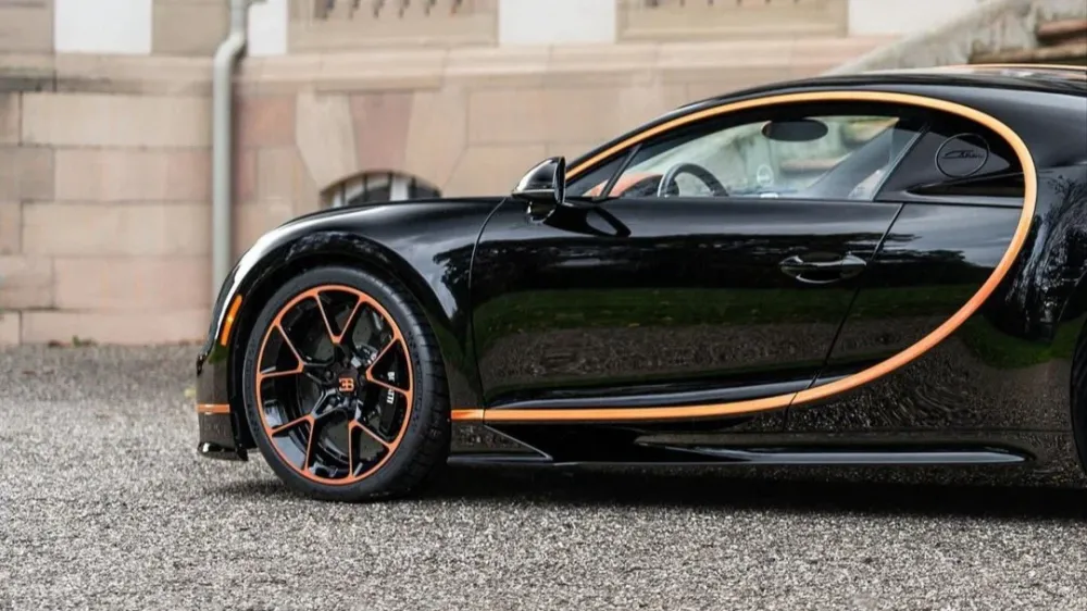 Bugatti показала последний экземпляр гиперкара Chiron