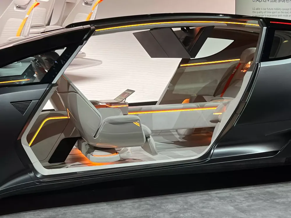 LG представила собственный автомобиль с прозрачными дисплеями