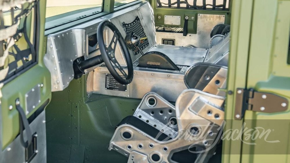 Хот-род на базе военного Humvee выставят на торги