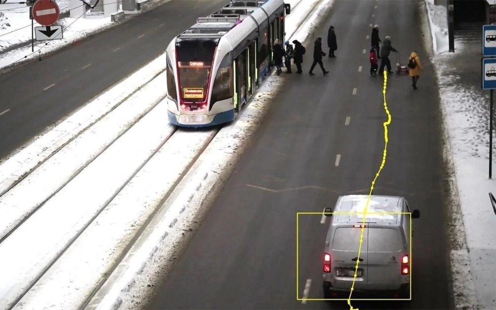 Камеры начали штрафовать водителей за непропуск пешеходов на трамвайных остановках
