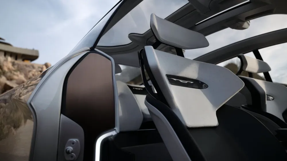 Chrysler представил концепт электромобиля с семью дверями и салоном из переработанного мусора