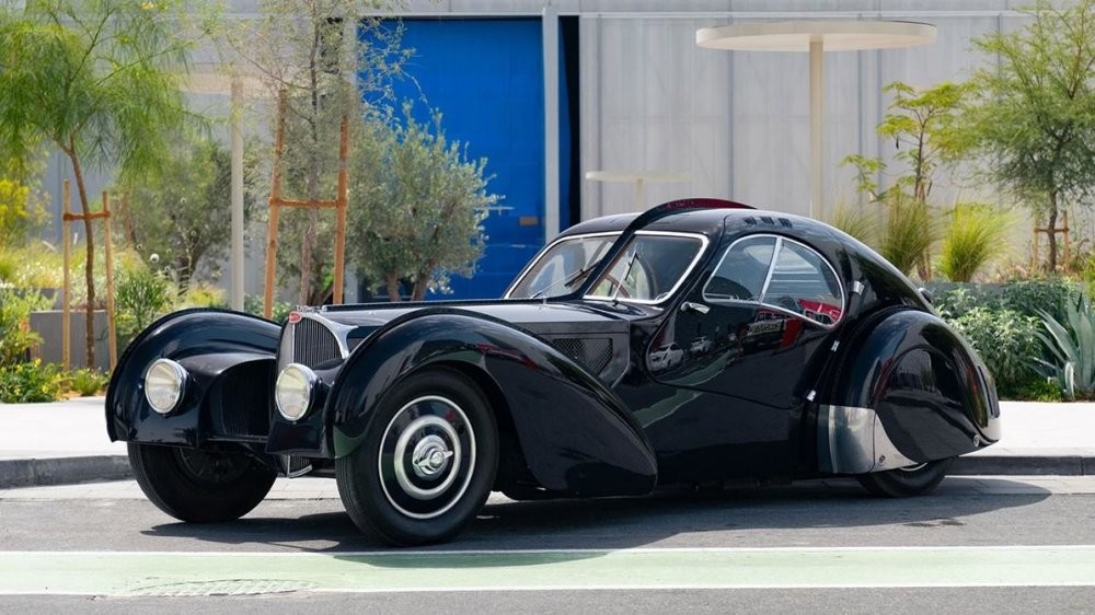 С молотка уйдёт детальная копия бесследно исчезнувшей модели Bugatti Type 57 SC Atlantic