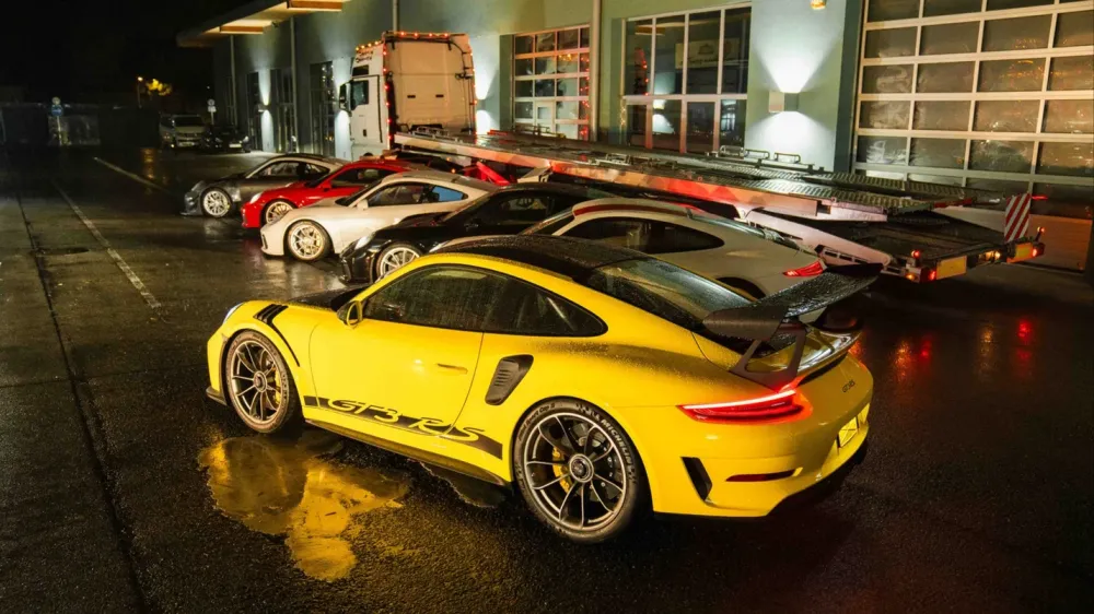 Коллекцию суперкаров Porsche 911 GT3 продают вместе с автовозом