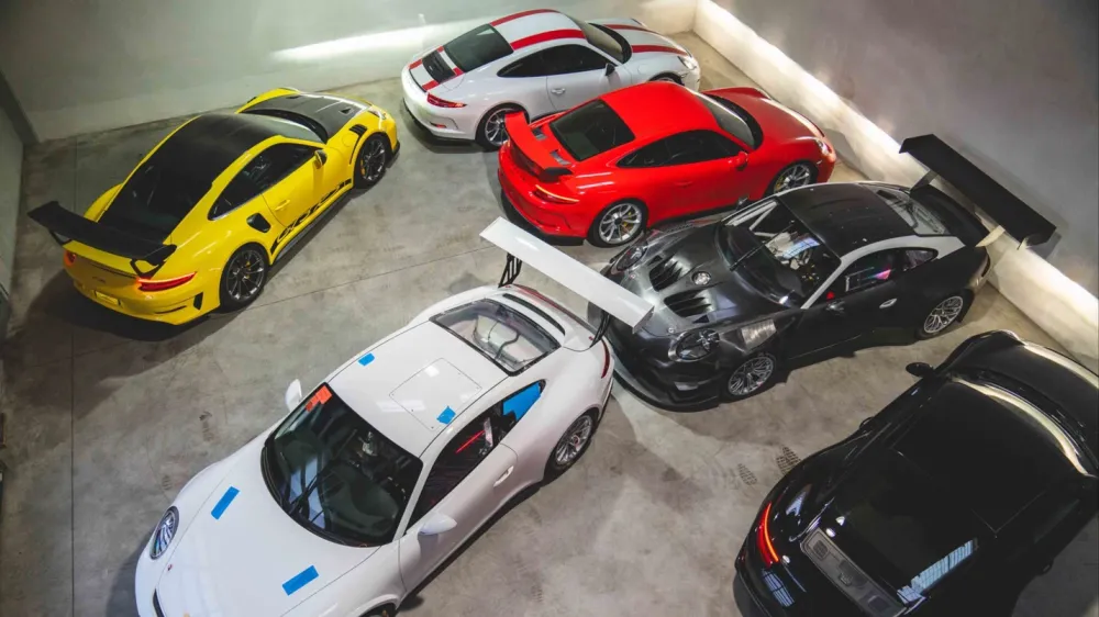 Коллекцию суперкаров Porsche 911 GT3 продают вместе с автовозом