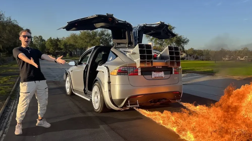 Tesla Model X превратили в машину времени, как в фильме «Назад в будущее»