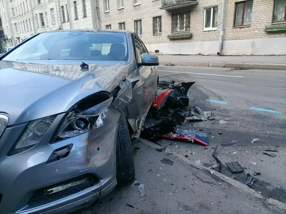 Красный Ferrari разбил припаркованные автомобили в Санкт-Петербурге