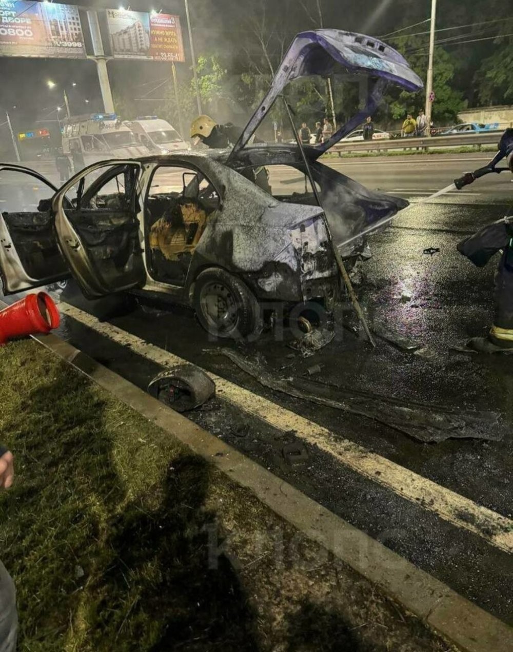 Автомобиль и мотоцикл превратились в факел посреди Московского проспекта в Калининграде