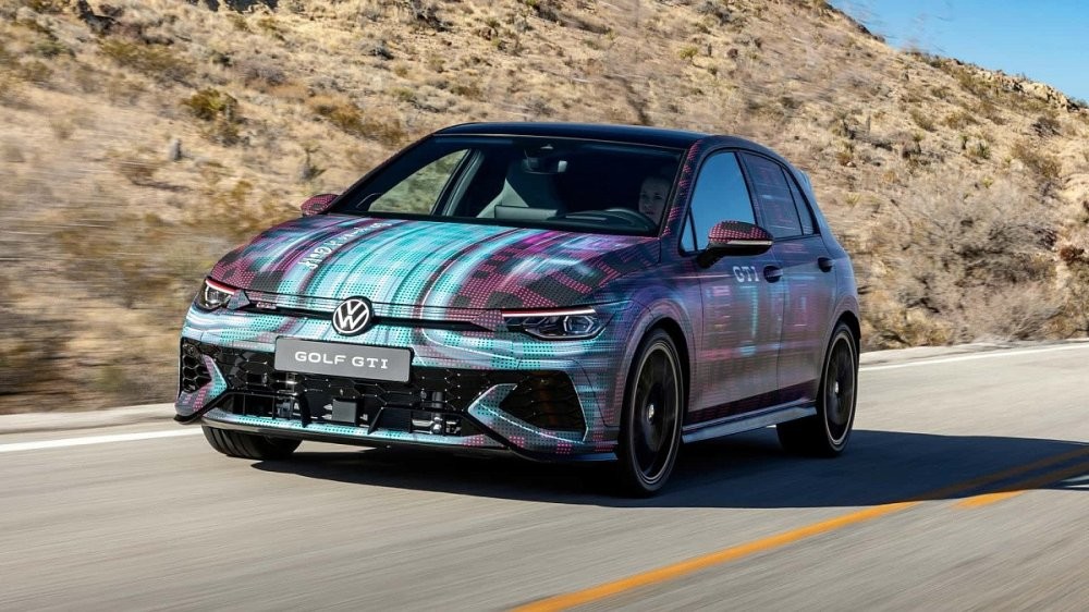 Volkswagen показал новый Golf GTI в двух модификациях