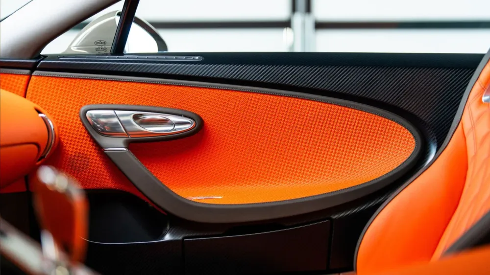 Компания Bugatti показала один из последних гиперкаров Chiron