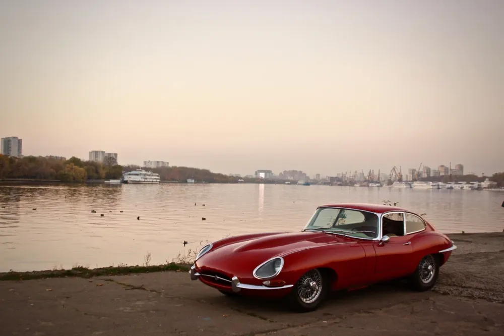 В Москве выставили на продажу Jaguar E-Type 1962 года