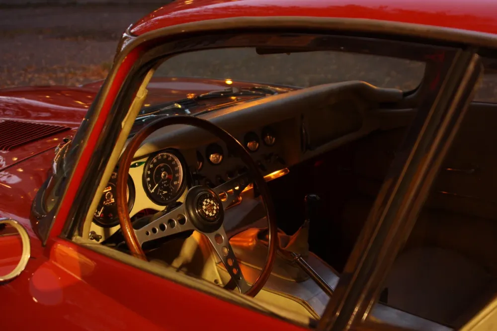 В Москве выставили на продажу Jaguar E-Type 1962 года