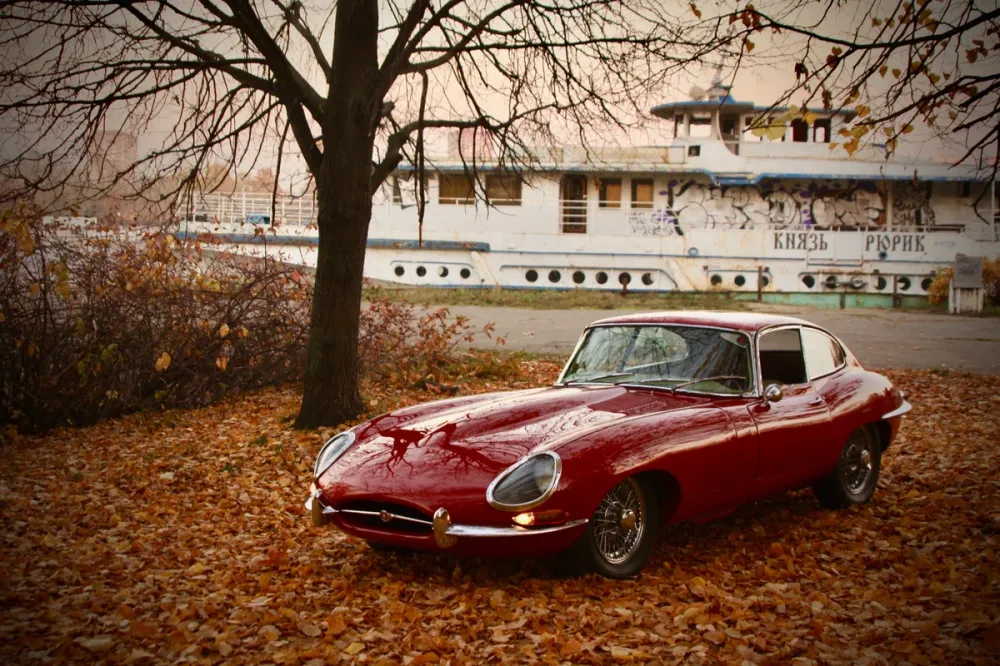 В Москве выставили на продажу Jaguar E-Type 1962 года