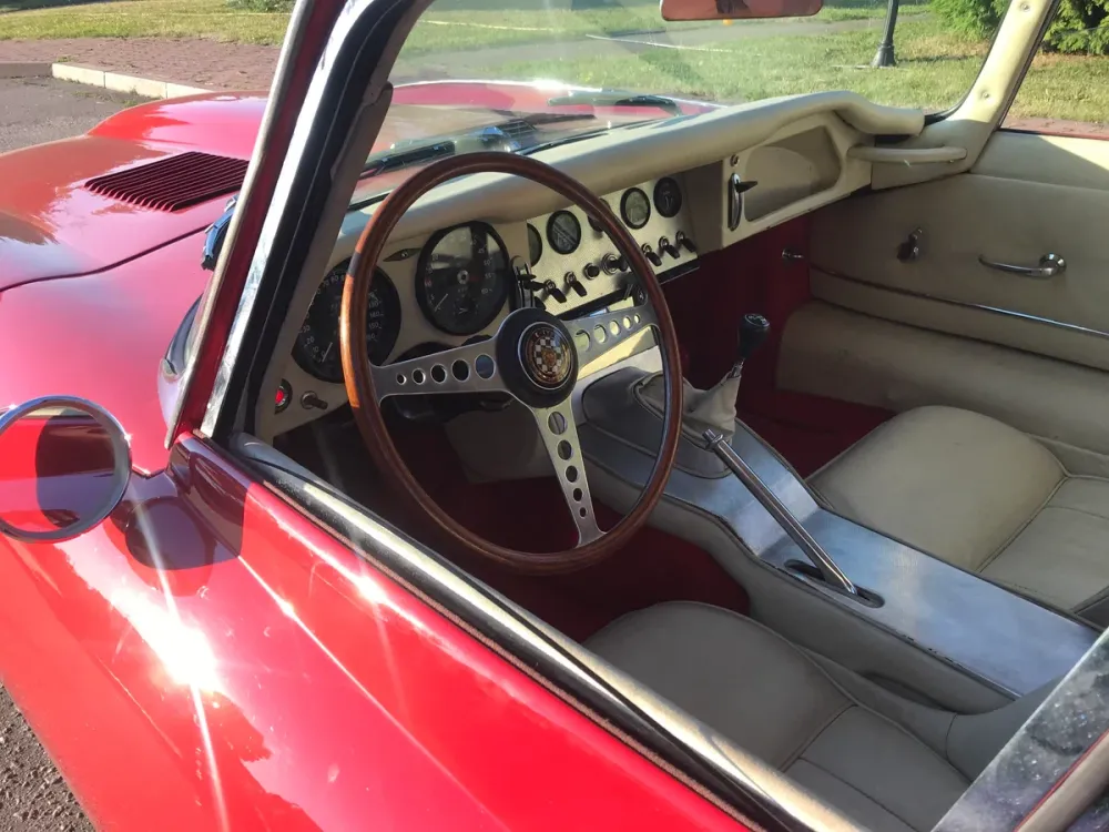В Москве выставили на продажу Jaguar E-Type 1962 года