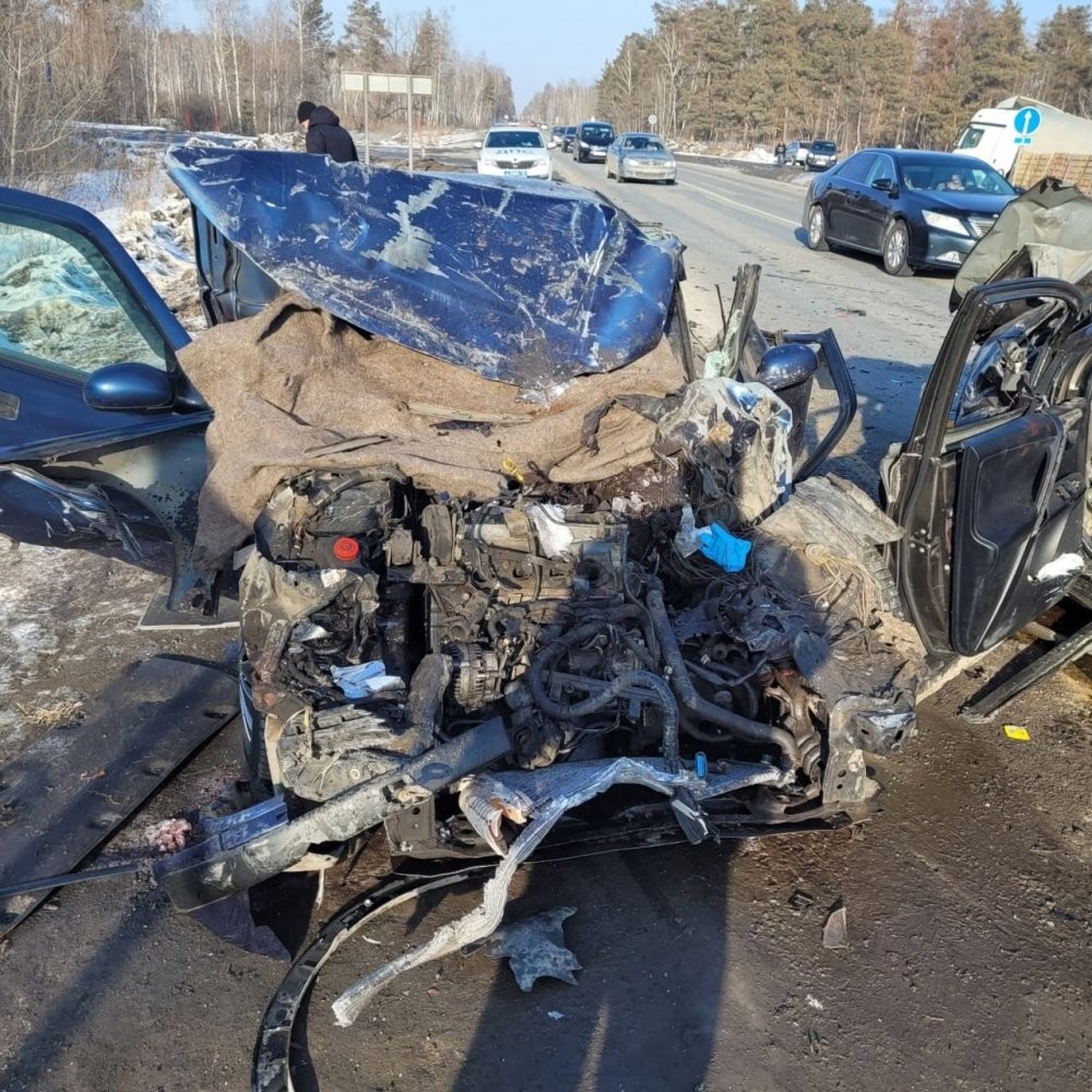 Вытолкнул под грузовик и сам погиб