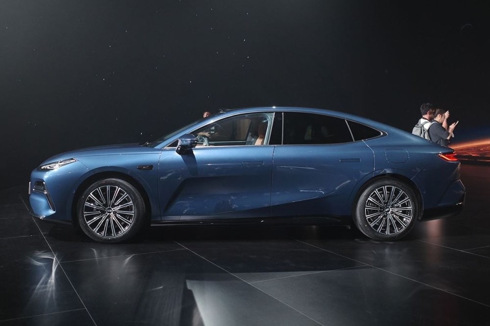 Geely показал гибридный седан с раходом топлива всего 3,7 литра бензина на 100 километров
