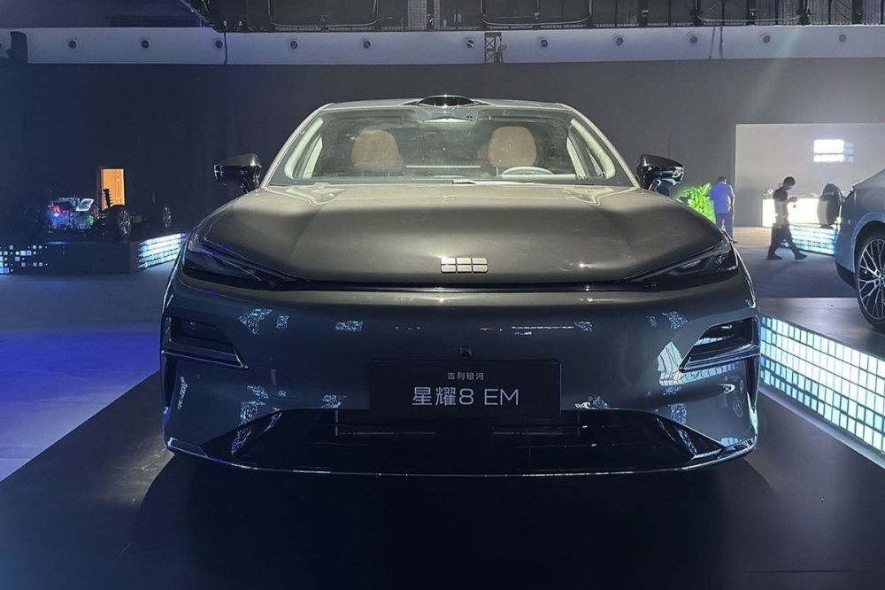 Geely показал гибридный седан с раходом топлива всего 3,7 литра бензина на 100 километров