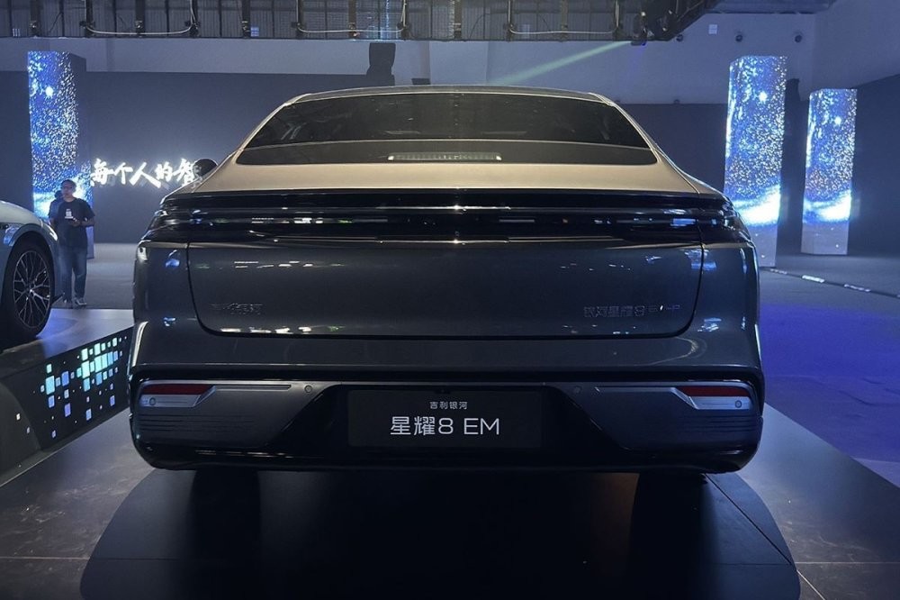 Geely показал гибридный седан с раходом топлива всего 3,7 литра бензина на 100 километров