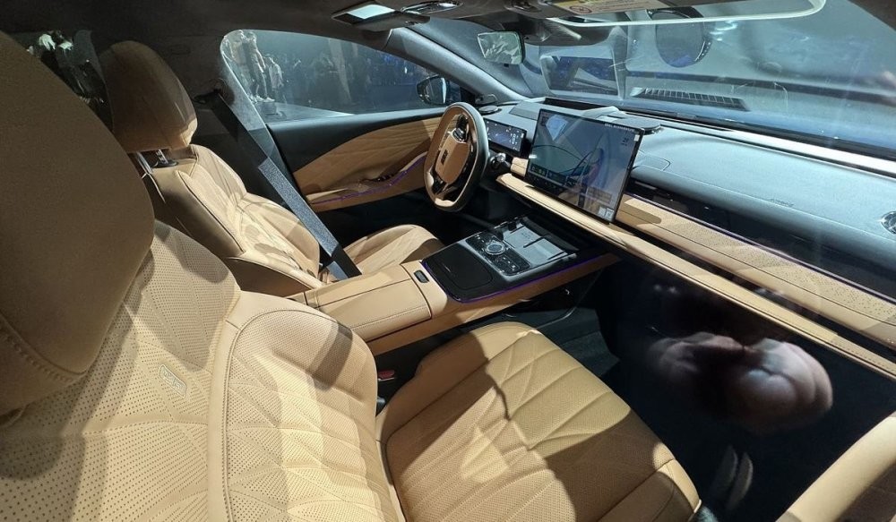 Geely показал гибридный седан с раходом топлива всего 3,7 литра бензина на 100 километров