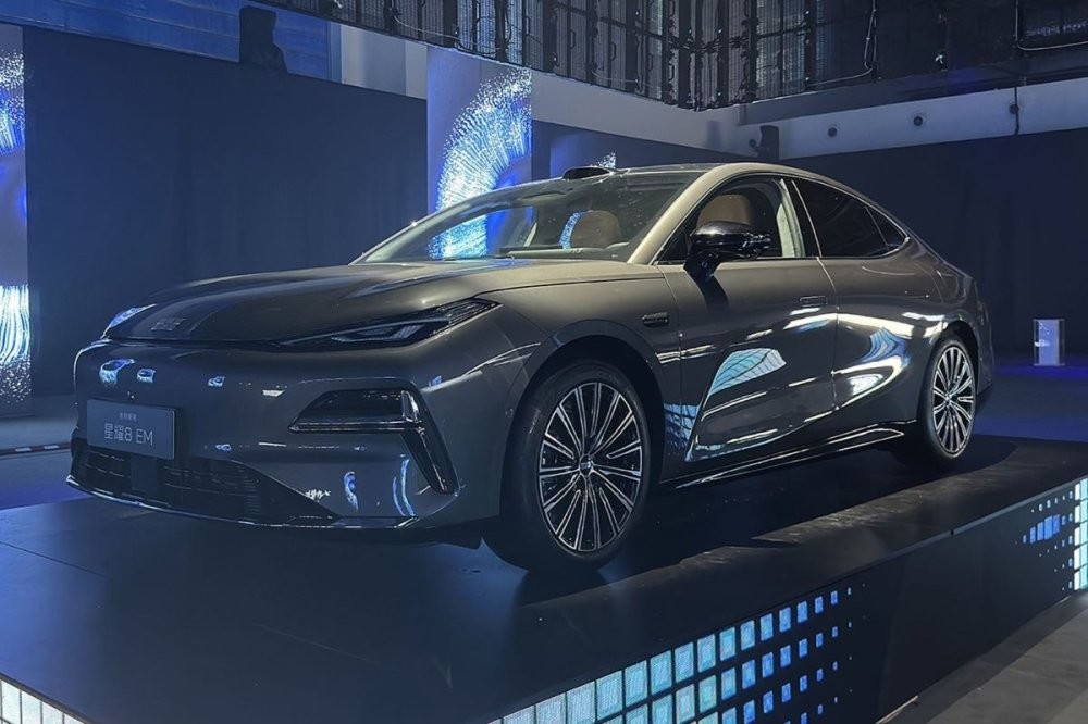 Geely показал гибридный седан с раходом топлива всего 3,7 литра бензина на 100 километров