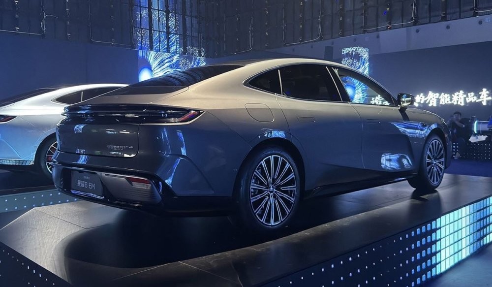 Geely показал гибридный седан с раходом топлива всего 3,7 литра бензина на 100 километров