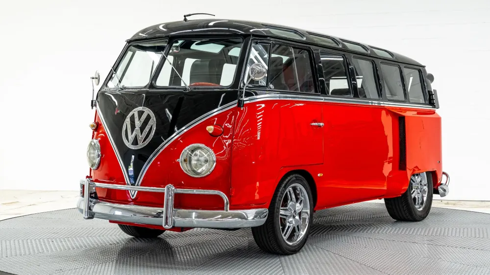 Старый микроавтобус Volkswagen с 8,3-литровым двигателем V8 и креслами от Porsche выставили на продажу